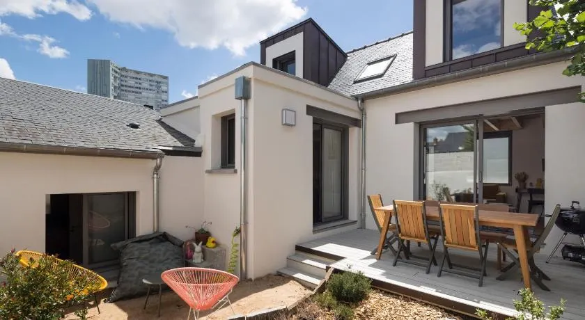 ERNESTINE - charmerende renoveret 2 værelses hus med parkering og terrasse - Image 1