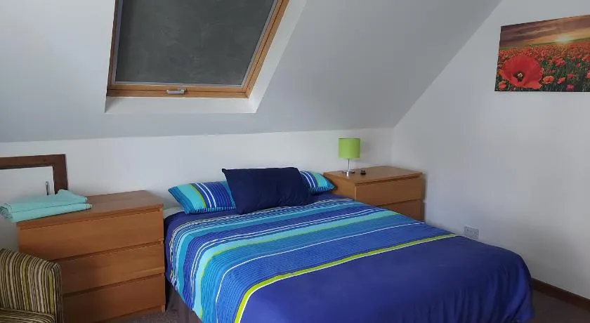 Chezzas Homestay KingDouble beds Free parking - Image 1