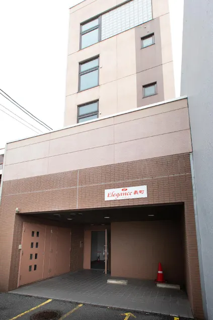 エレガンス表町-市内中心部でアクセス良好 ワンフロア貸し切り駐車料金無料 - Image 1