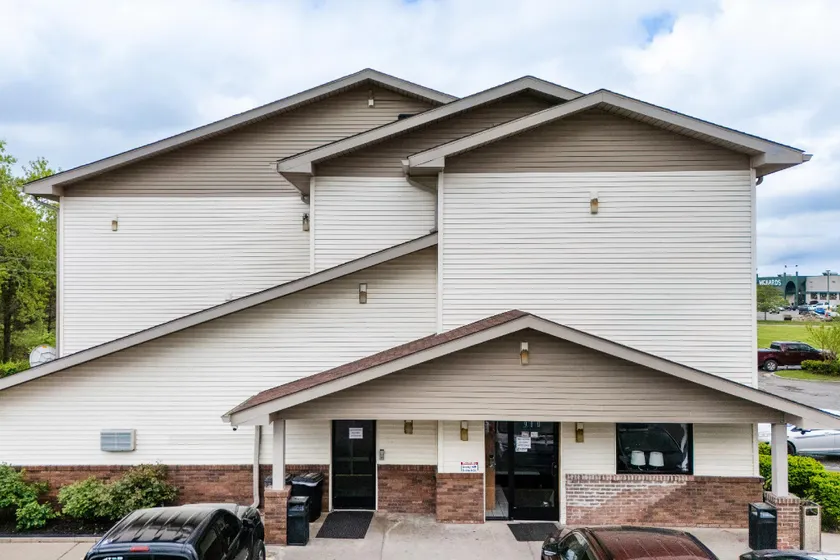 Super Inn by OYO Lansing MI - Image 1