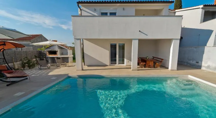 Casa con barbacoa, terraza y piscina privada | Acepta mascotas - Image 1