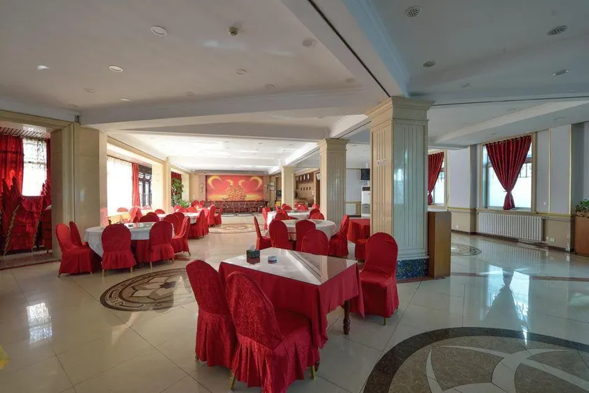 Dalian Yinbo Hotel - Image 1