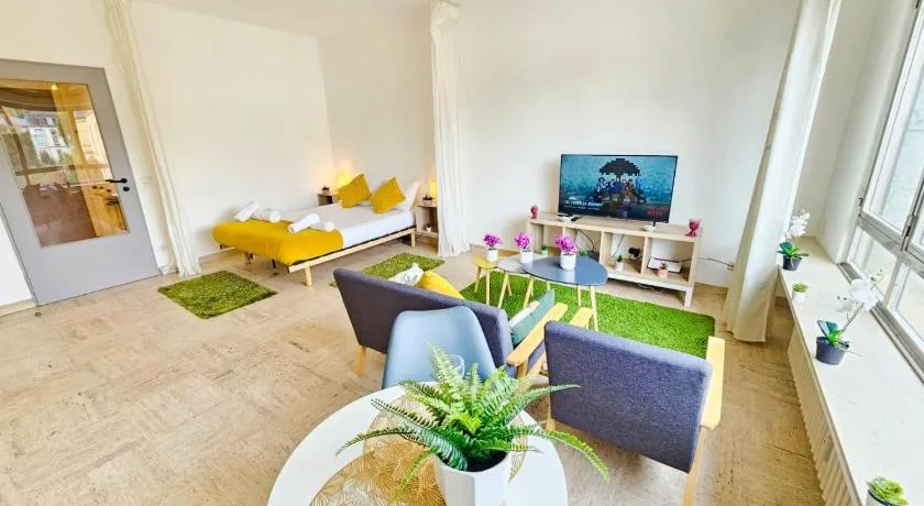 Bright Studio with outdoor balcony - Image 1