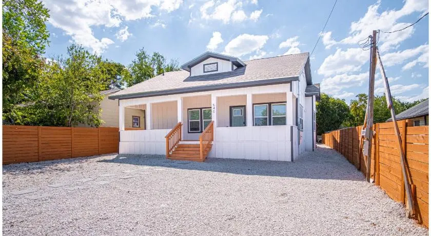 Inviting 4BR2BA Near Downtown Riverwalk - Image 1