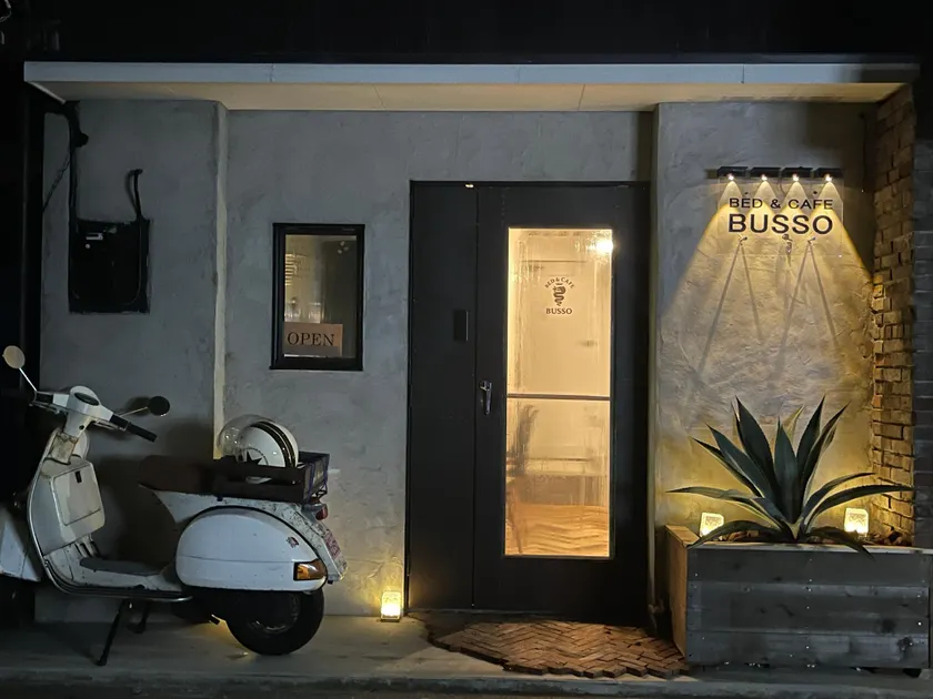 Bed & Cafe BUSSO tiny hotel - Image 1