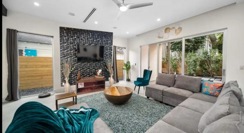 Las Olas Zen Home with Pool and Hot Tub Near Beach - Image 1