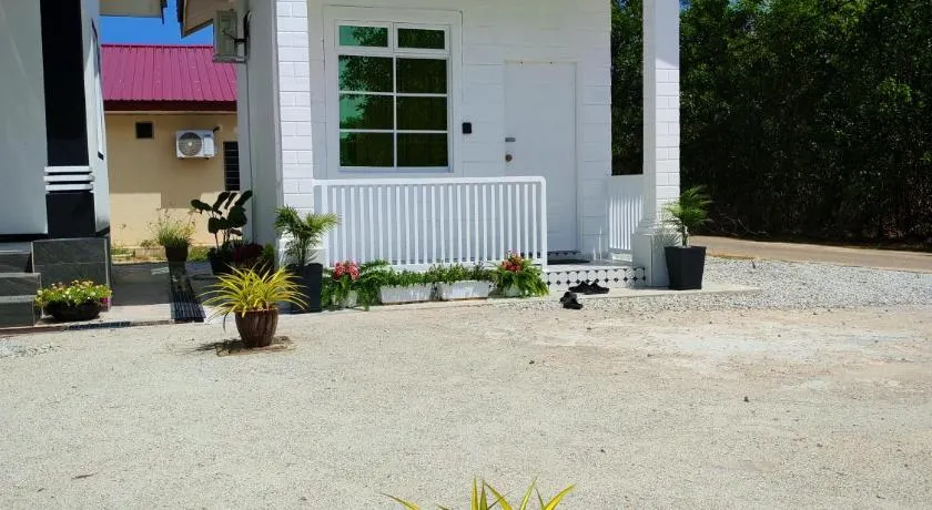 Zaifaa Beach Inn - Image 1