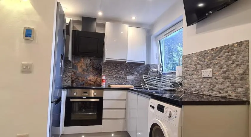 THE ONE- luton 1 bed, free parking - Image 1