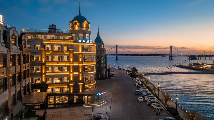 Atour Hotel Dalian Xinghai Square The Centenary City Sculpture and Seascape - Image 1