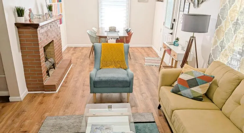 2 BR Quaint Private Bungalow NR Downtown & Beaches - Image 1