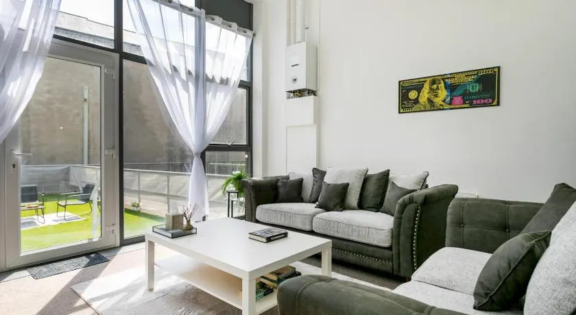City Stay • 3 Ensuites • SunTerrace • Free Parking Pass the Keys - Image 1