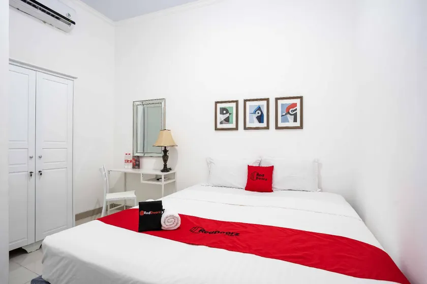 RedDoorz @ Matraman - Image 1