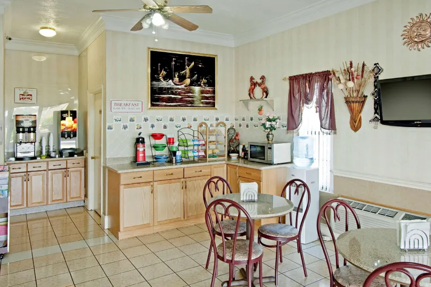 Rodeway Inn Canton I-55 - Image 1
