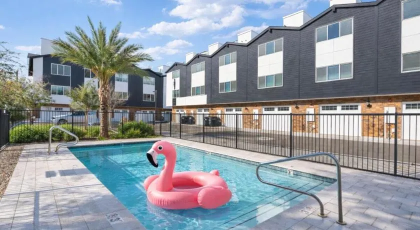 Sapphire Leaf- Luxury 3BR- Pool, King Beds, Spacious, Quiet, Garage, Close to Airport and OldTown - Image 1