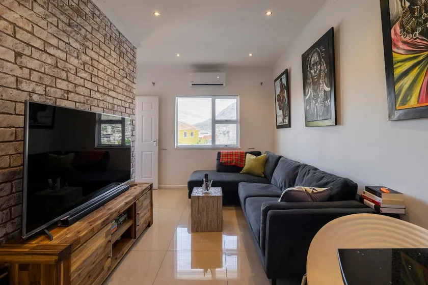 2 bedroom condo in Cape Town - Image 1