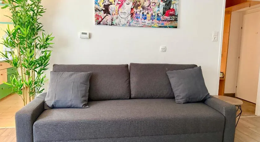 Stylish Apartment Near Airport & Train Station - Image 1