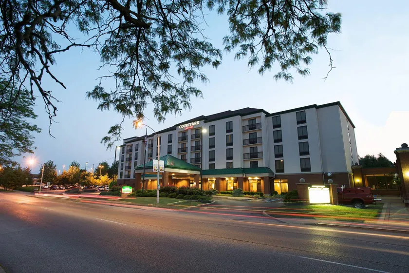 Courtyard by Marriott Bloomington - Image 1