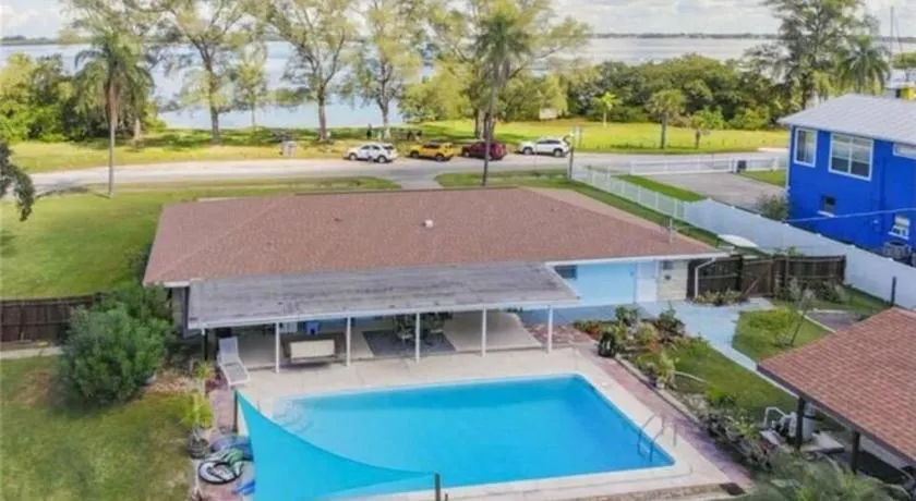 Pool home on the Bay, large private yard near AMI - Image 1