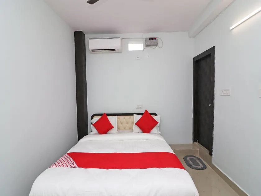 OYO 36697 Royal Inn - Image 1