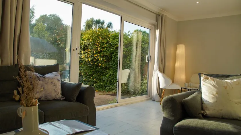 Stunning Beckenham Home w Driveway and Pool table - Image 1