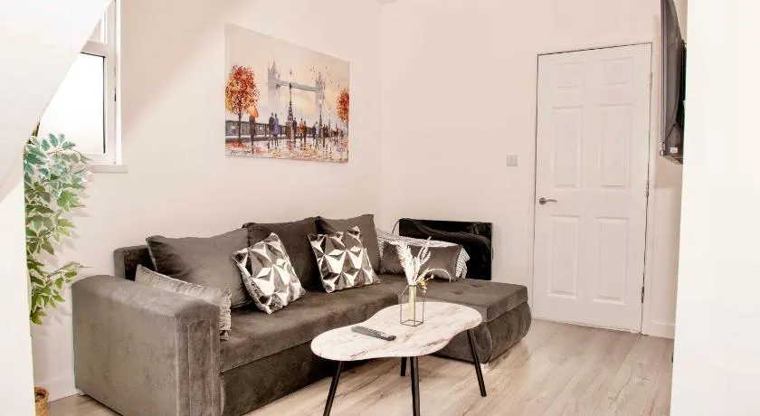 2 Bedroom Apartment Southsea - Sleeps 5 & Free Parking - Image 1