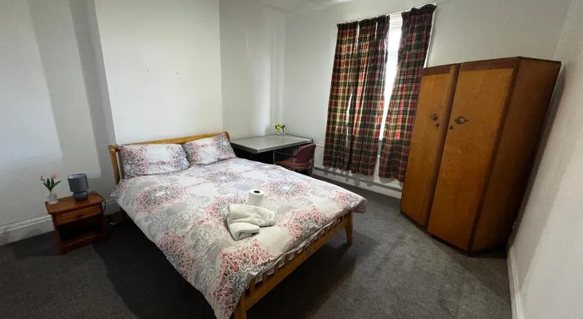 Double-Bedroom in the Heart of Salford Manchester GCSW3 Perfect for Short Stays - Image 1