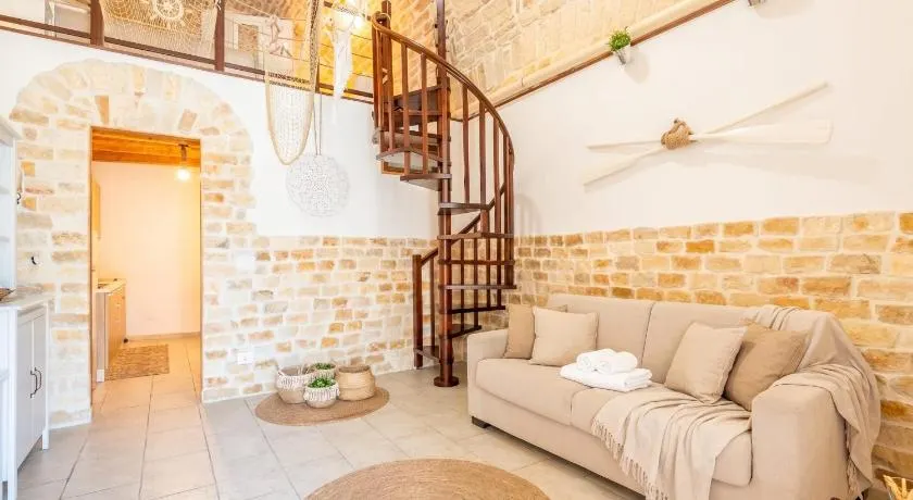 Sea front historic house in the heart of old town, inside torrione aragonese - Image 1