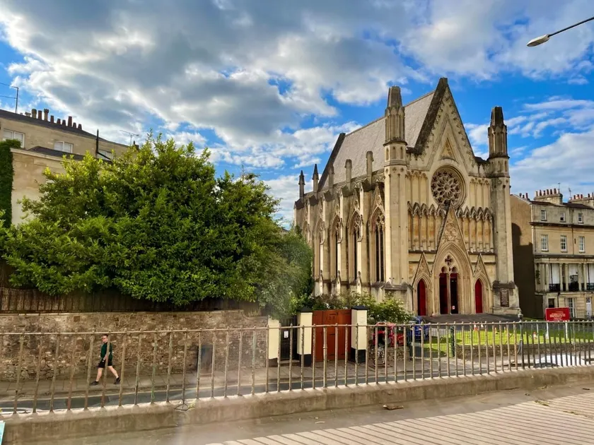 Grand & Graceful One Bed Flat in Clifton Village - Image 1