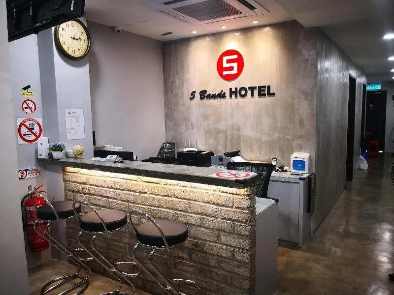 5 Bands Hotel - Image 1