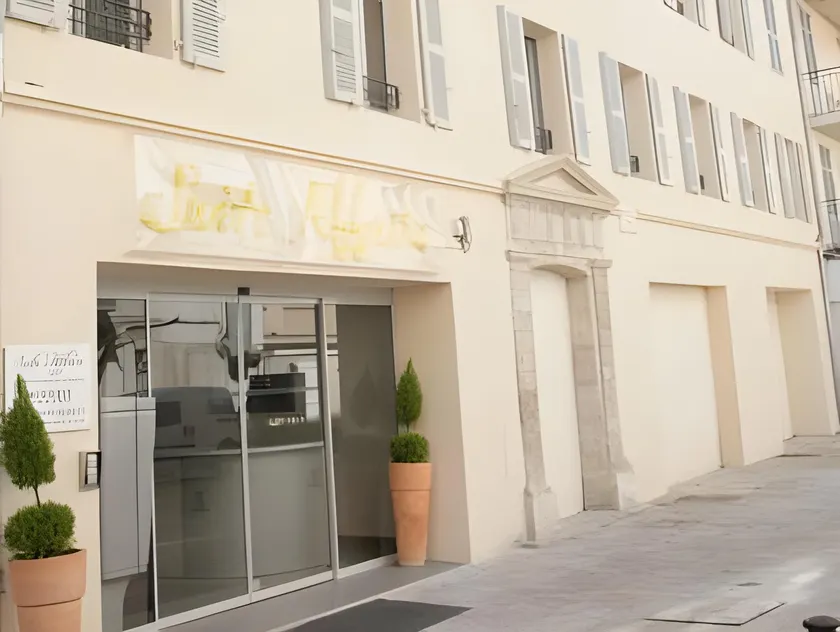 Le Vieux Port Apartments - Image 1