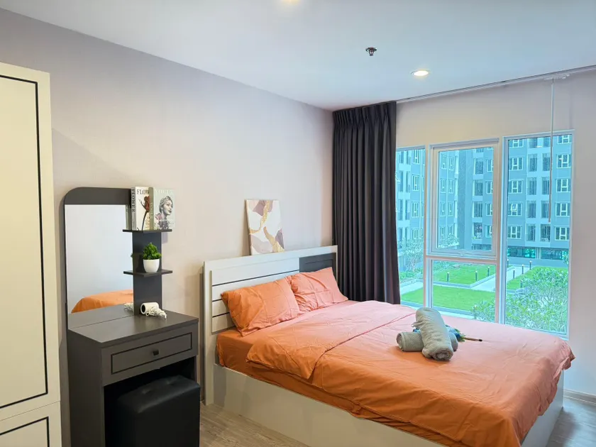 Pool-Side Regent Home Pad near BTS & Airport - Image 1