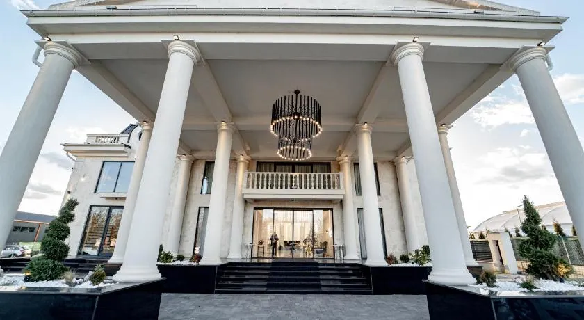 Hotel Caprice - Image 1