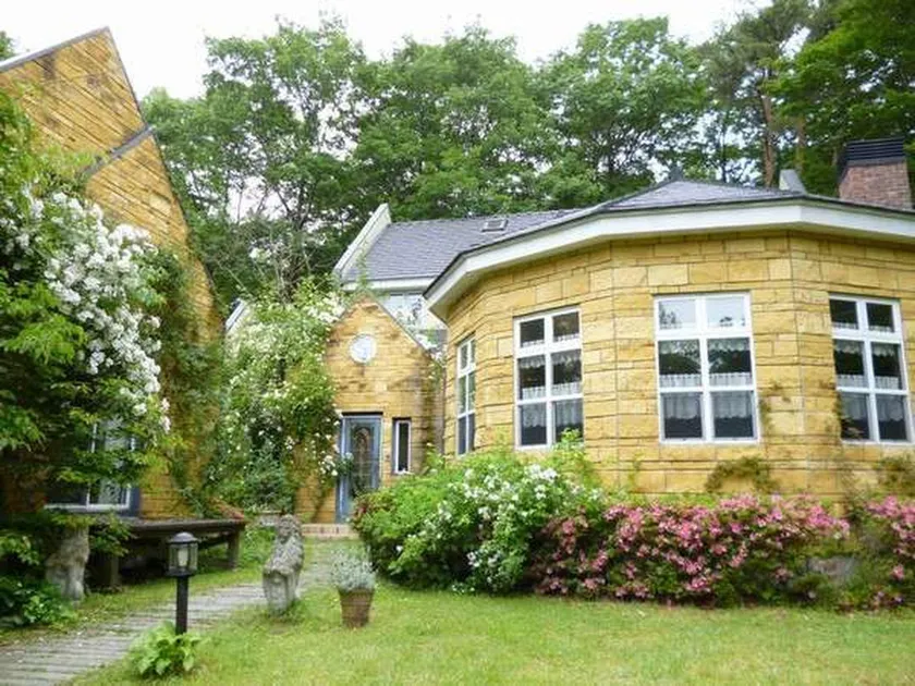 Hotel Queen's Manor - Image 1