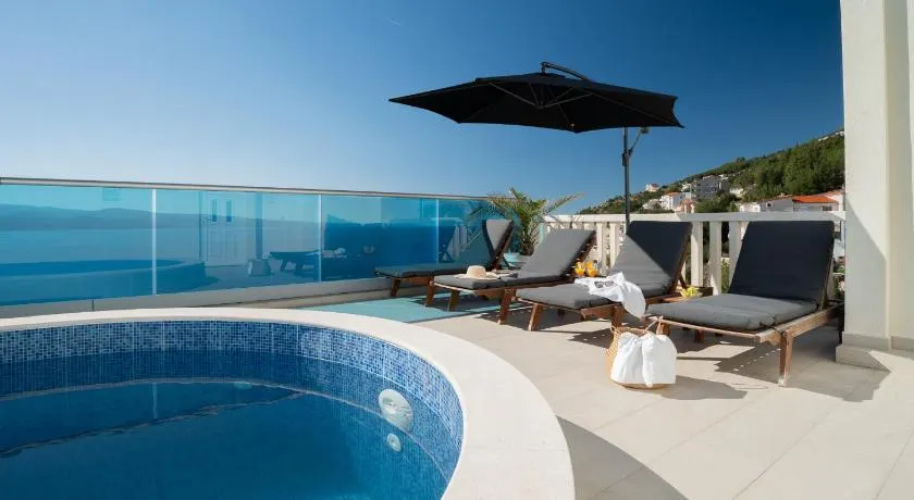 Sunny Hill Apartments with rooftop pool - Image 1