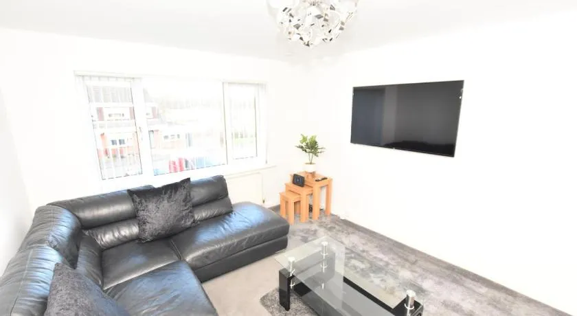 3 Bedroom Apartment in a Quiet Location - Image 1