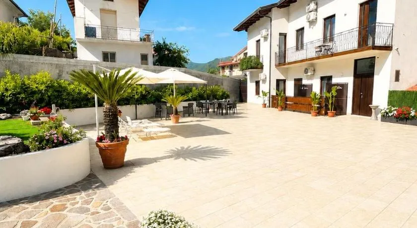 Carlo's Luxury Villa - Image 1
