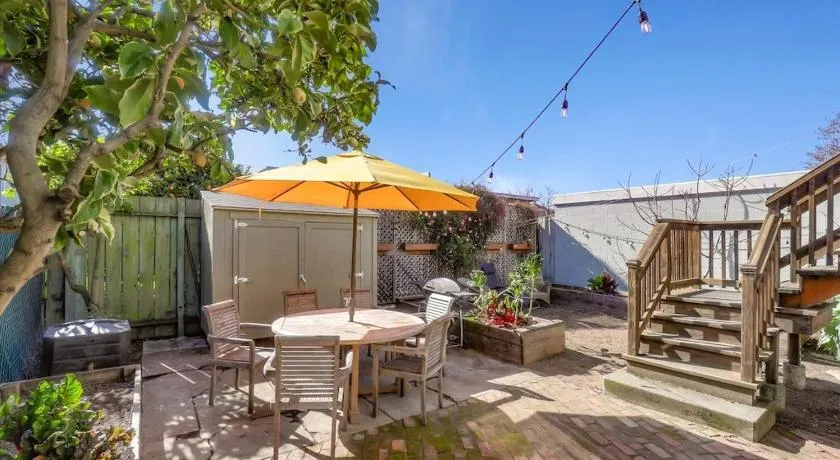 Light filled Condo 3 Bedrm with enclosed sunny backyard - Image 1