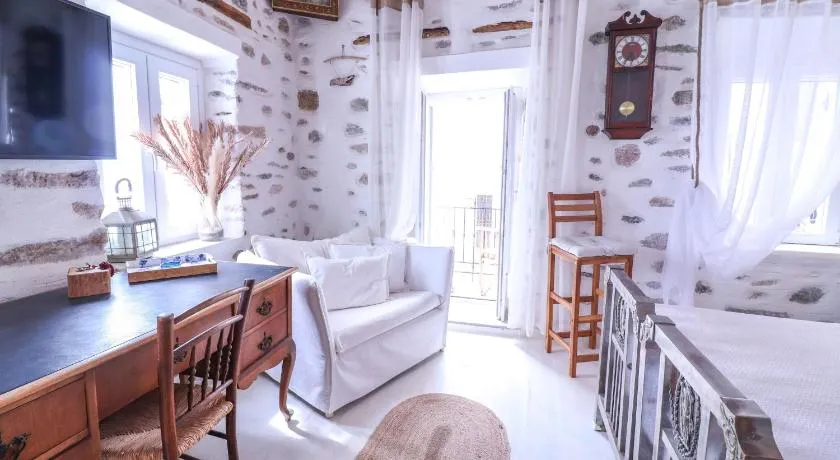 Whereabout Travels - Rustic house in Ano Syros - Image 1