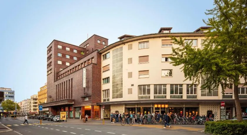 Grand Host Central Suite 1 -120 sqm Free Parking & near Congress Centre - Image 1