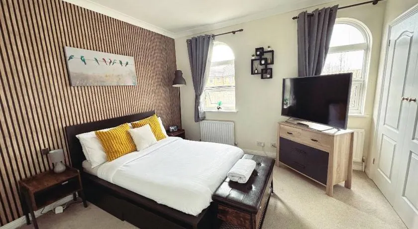 Beautiful Bedroom En-suite hotel standard - Image 1