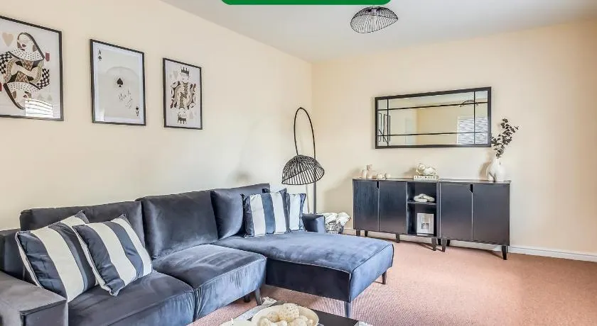Beautiful Detached House with Driveway Parking, Study Room, Spacious Garden, Smart TVs and Fast Wifi by Yoko Property - Image 1