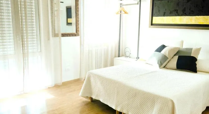 Appartamento "Laghetto 1" con tre camere e bagni privati cucina in condivisione - Image 1
