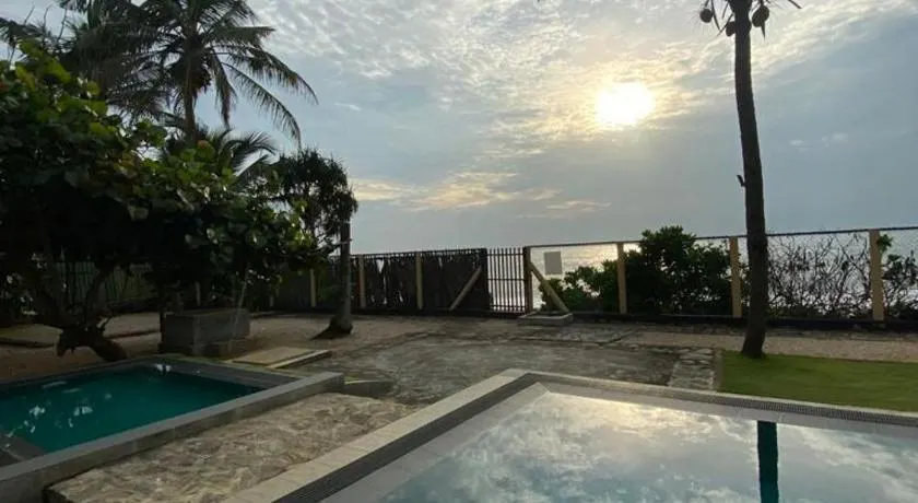 Reef Bungalow Hotel - Image 1