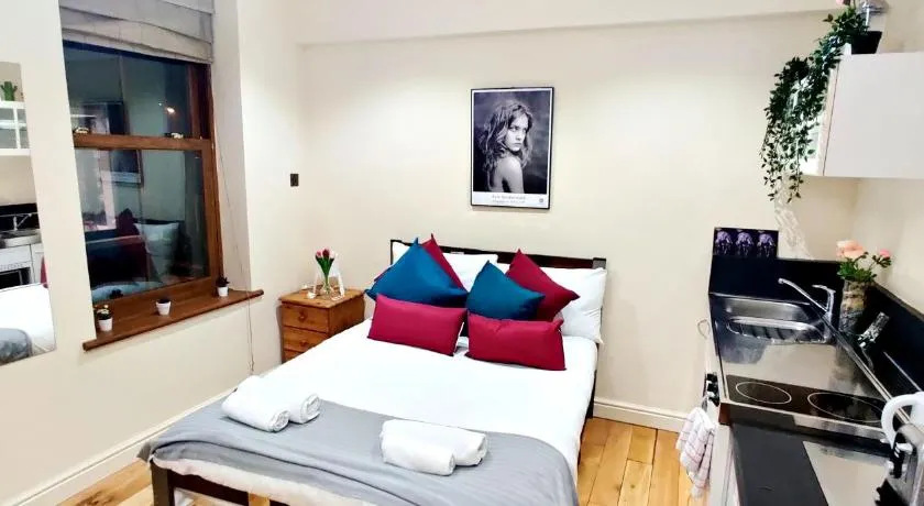 White's Row Resident - Image 1