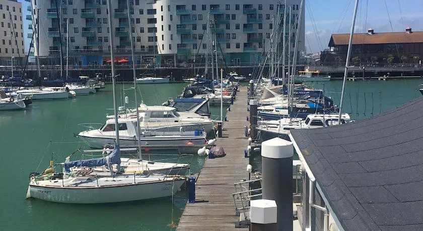 Brighton Marina Floating home - Image 1