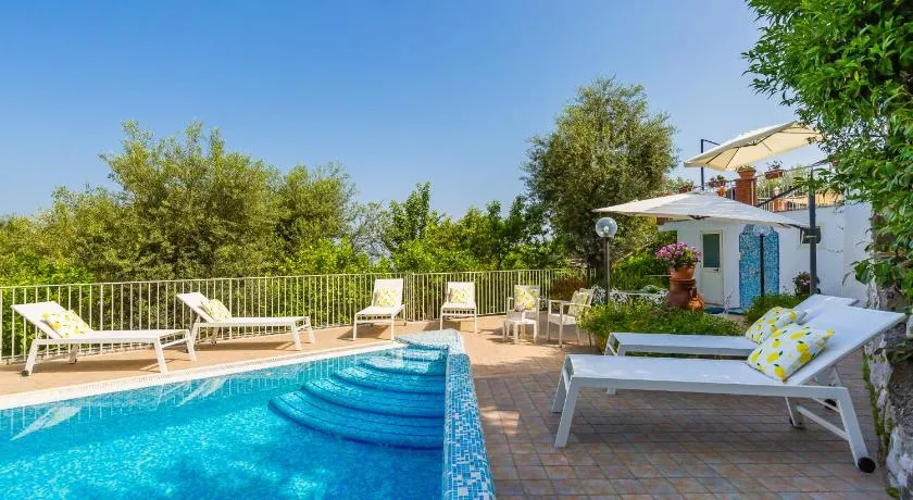 Villa Sorrento Flats - Image 1