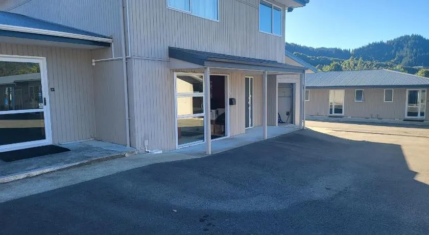 Ferrylink Motel - Image 1