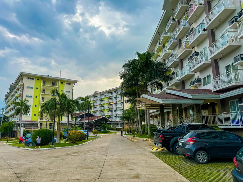 Near Airport Cozy Layover Studio Pool & Gym, Smartlock FREE Fast WiFi Netflix & Kitchen - Image 1
