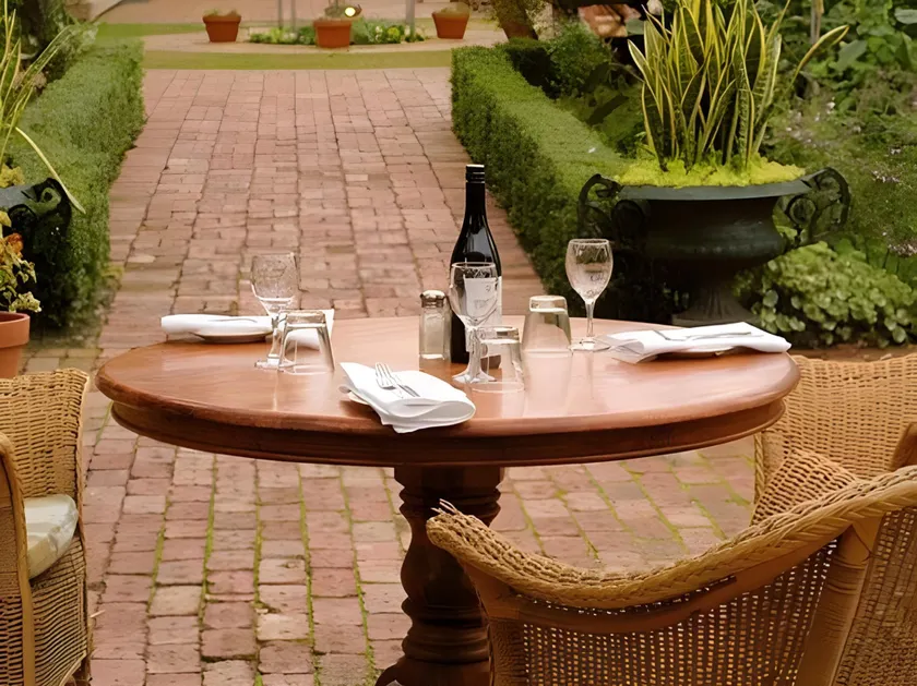 Rose & Crown Hotel - Image 1