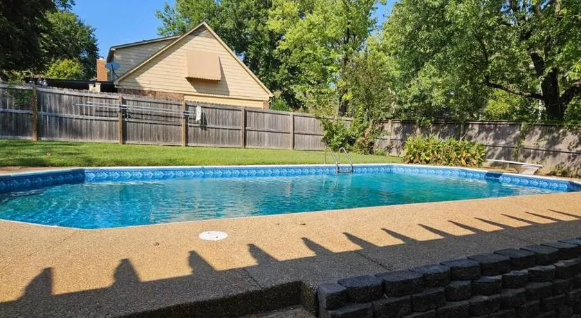 Luxury Pool with King beds Near Shops and Dining - Image 1